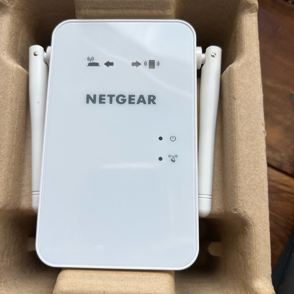 NETGEAR White WiFi Range Extender